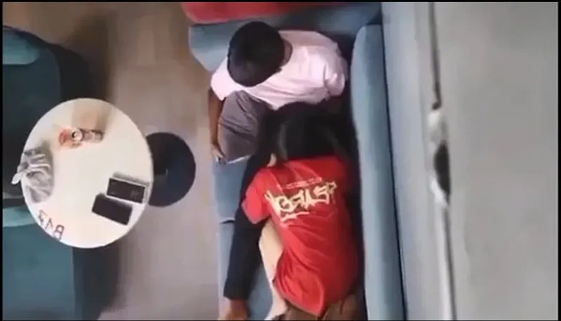 Quay lén em người yêu liếm bú cho con ghệ nơi công cộng