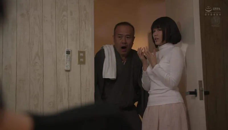 Bố anh xã gài bẫy bạn gái của con trai để tống tình mỗi ngày