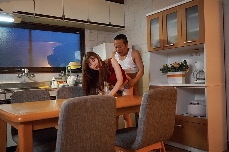 Con gái bị gã chồng mới của mẹ phang mỗi ngày, cho dù đã có người yêu