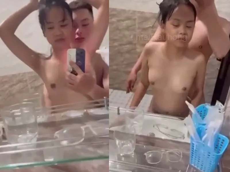 Dáng mảnh em cùng người yêu trả bài trước gương quay kỉ niệm